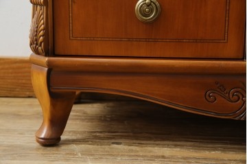 中古　イタリア高級輸入家具　小振りな象嵌入り　クラシカルな雰囲気と猫脚が魅力のキャビネット　(R-080164)