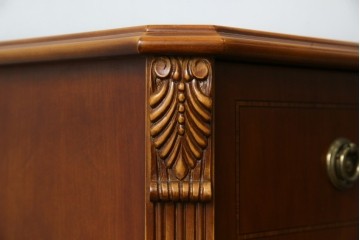 中古　イタリア高級輸入家具　小振りな象嵌入り　クラシカルな雰囲気と猫脚が魅力のキャビネット　(R-080164)