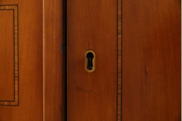 中古　イタリア高級輸入家具　小振りな象嵌入り　クラシカルな雰囲気と猫脚が魅力のキャビネット　(R-080164)