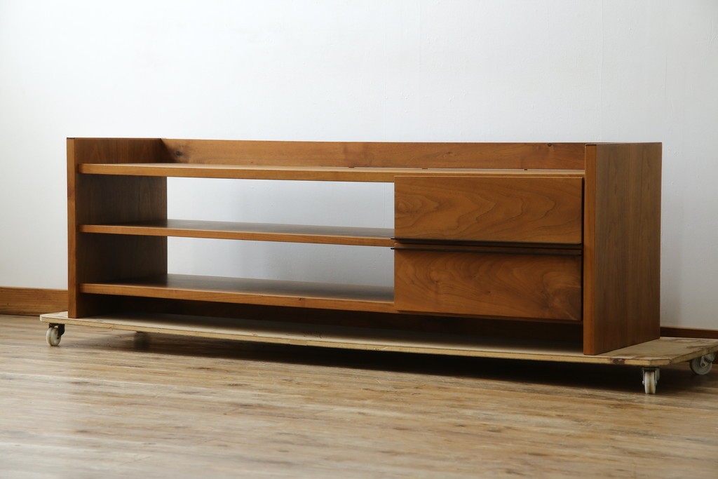中古　ウォールナット材　シンプルなデザインが取り入れやすい素朴なテレビ台　(R-080166)