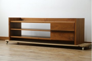 中古　ウォールナット材　シンプルなデザインが取り入れやすい素朴なテレビ台　(R-080166)