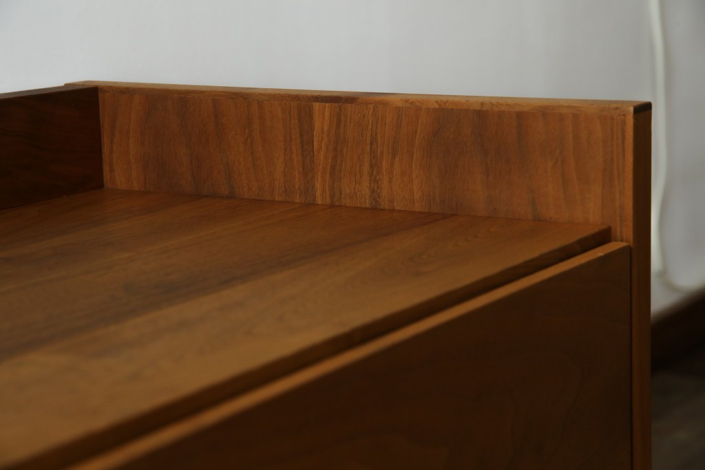 中古　ウォールナット材　シンプルなデザインが取り入れやすい素朴なテレビ台　(R-080166)