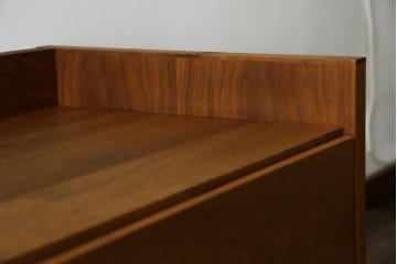 中古　ウォールナット材　シンプルなデザインが取り入れやすい素朴なテレビ台　(R-080166)