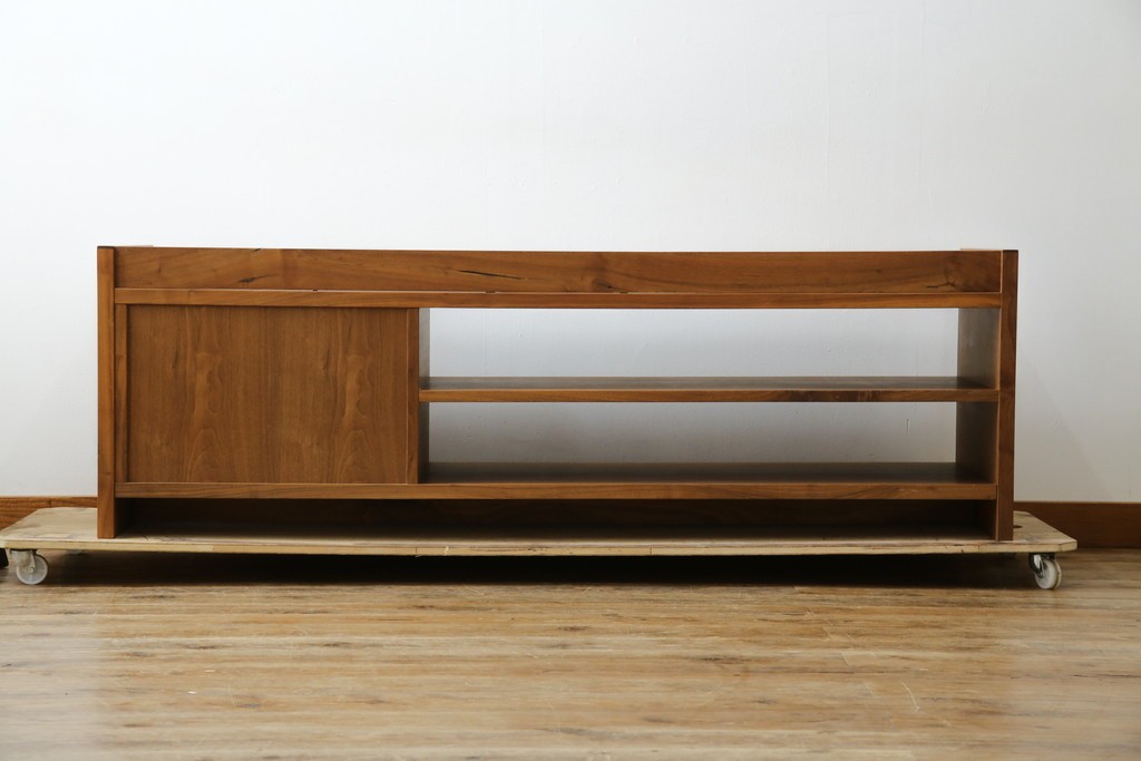 中古　ウォールナット材　シンプルなデザインが取り入れやすい素朴なテレビ台　(R-080166)