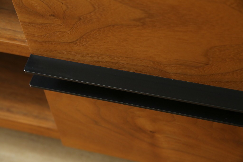 中古　ウォールナット材　シンプルなデザインが取り入れやすい素朴なテレビ台　(R-080166)