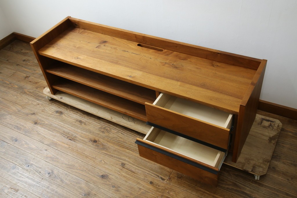 中古　ウォールナット材　シンプルなデザインが取り入れやすい素朴なテレビ台　(R-080166)