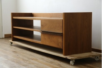 中古　ウォールナット材　シンプルなデザインが取り入れやすい素朴なテレビ台　(R-080166)