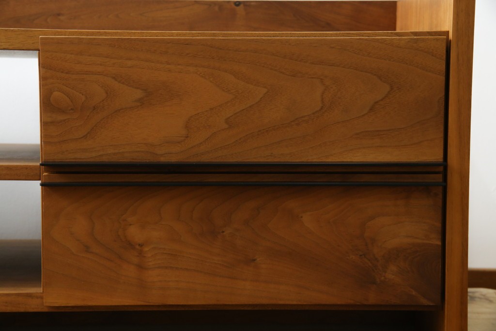 中古　ウォールナット材　シンプルなデザインが取り入れやすい素朴なテレビ台　(R-080166)