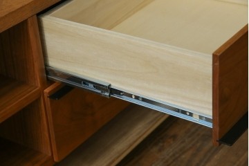 中古　ウォールナット材　シンプルなデザインが取り入れやすい素朴なテレビ台　(R-080166)