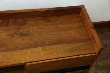 中古　ウォールナット材　シンプルなデザインが取り入れやすい素朴なテレビ台　(R-080166)