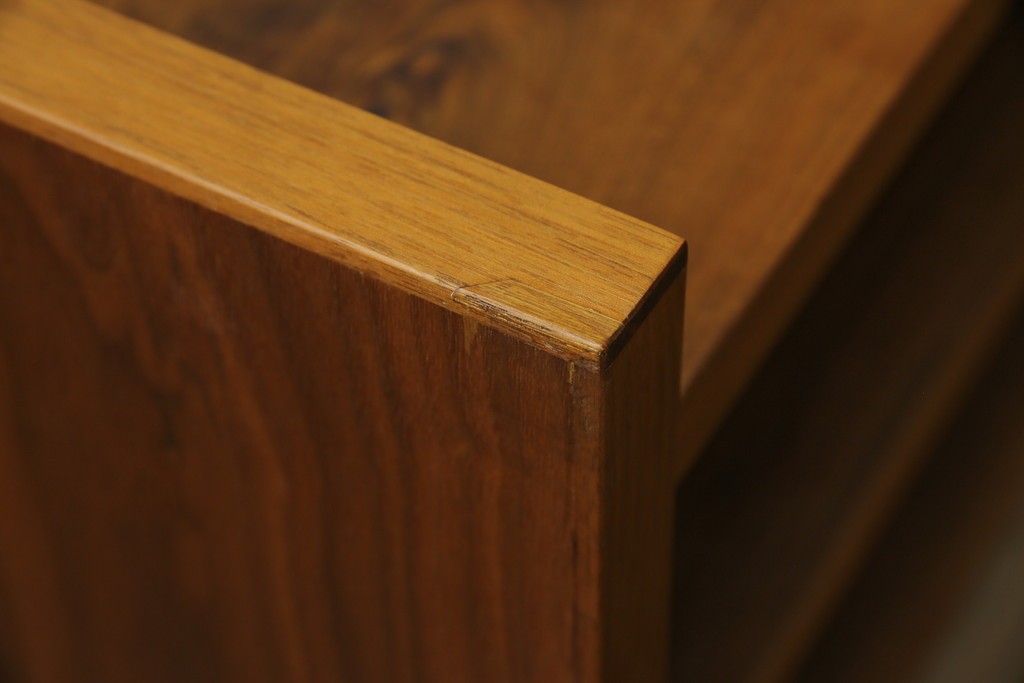 中古　ウォールナット材　シンプルなデザインが取り入れやすい素朴なテレビ台　(R-080166)