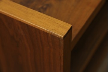 中古　ウォールナット材　シンプルなデザインが取り入れやすい素朴なテレビ台　(R-080166)