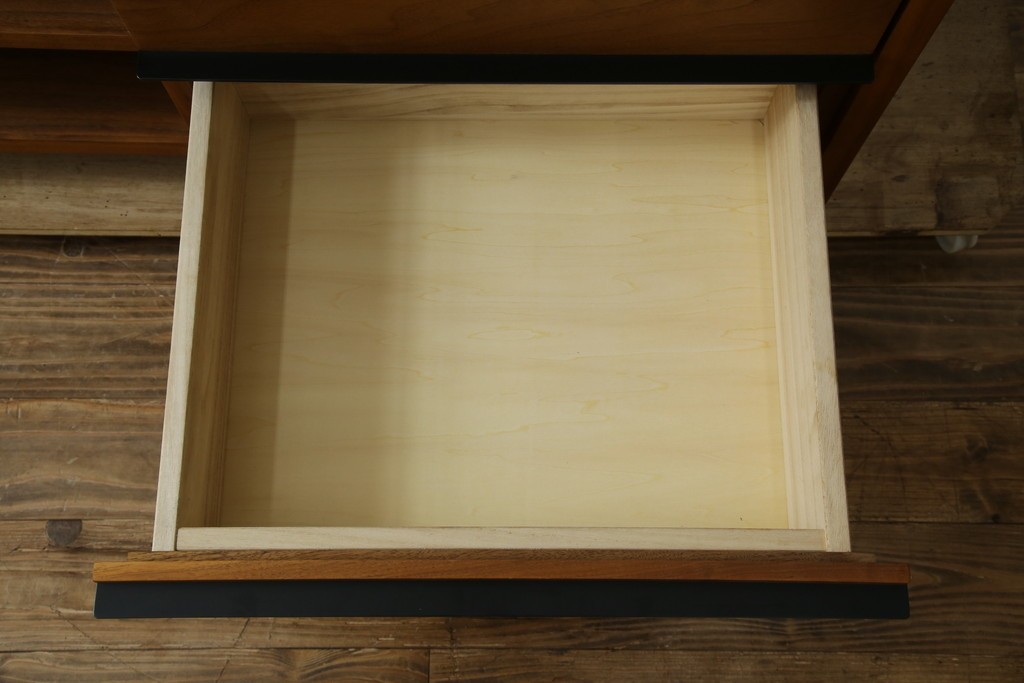 中古　ウォールナット材　シンプルなデザインが取り入れやすい素朴なテレビ台　(R-080166)