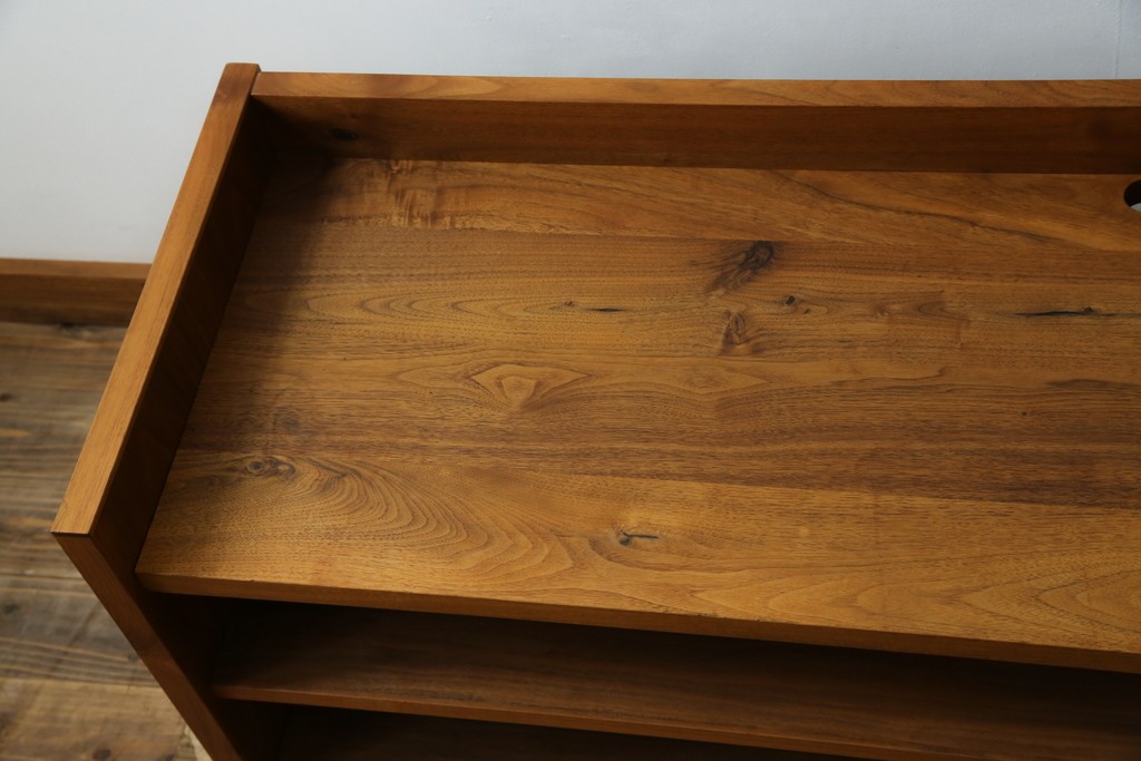 中古　ウォールナット材　シンプルなデザインが取り入れやすい素朴なテレビ台　(R-080166)