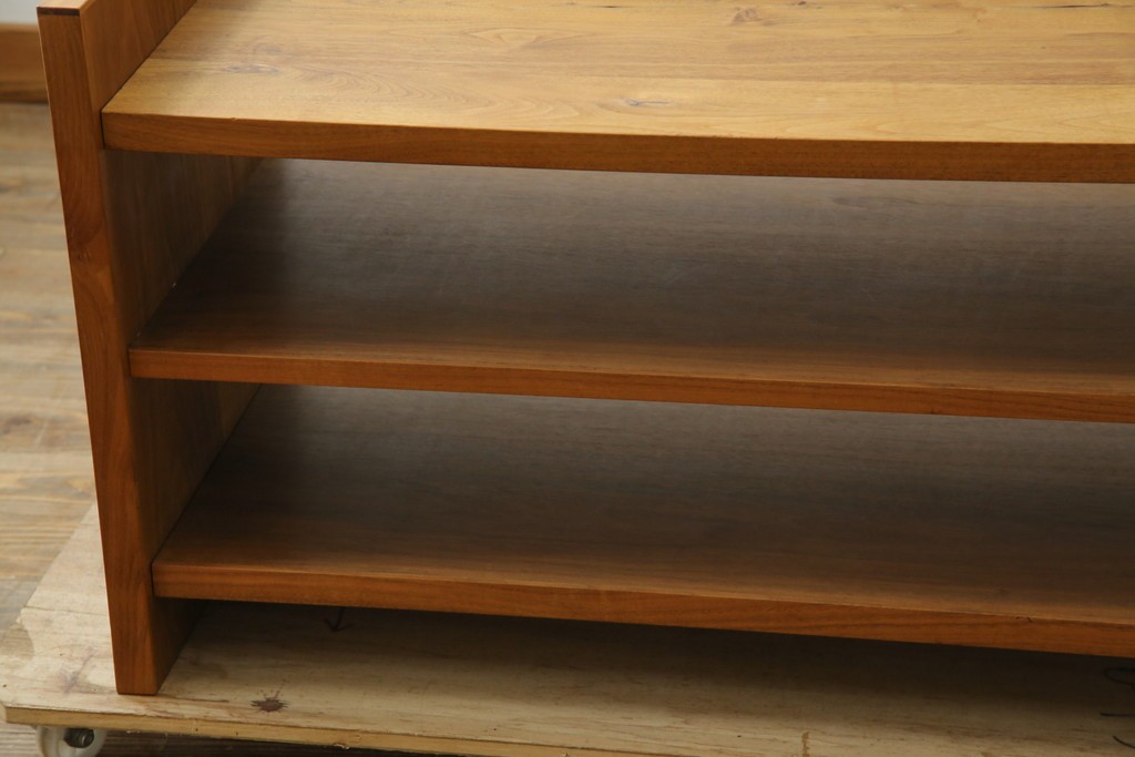 中古　ウォールナット材　シンプルなデザインが取り入れやすい素朴なテレビ台　(R-080166)