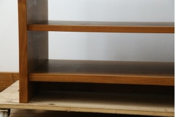 中古　ウォールナット材　シンプルなデザインが取り入れやすい素朴なテレビ台　(R-080166)