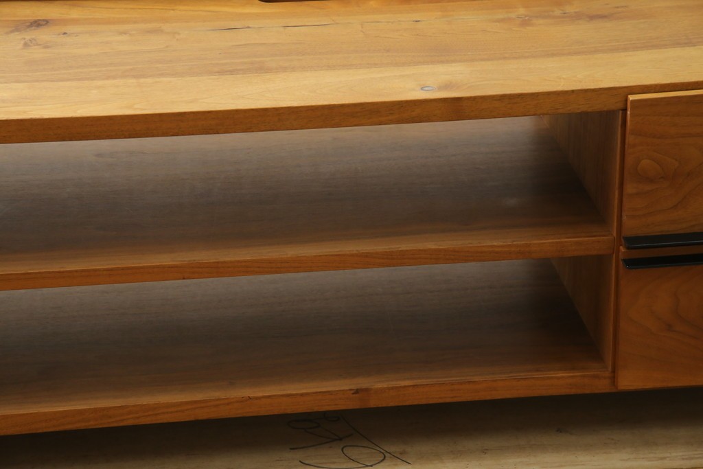 中古　ウォールナット材　シンプルなデザインが取り入れやすい素朴なテレビ台　(R-080166)