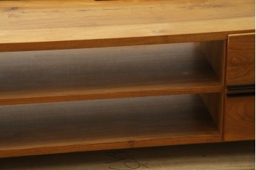 中古　ウォールナット材　シンプルなデザインが取り入れやすい素朴なテレビ台　(R-080166)