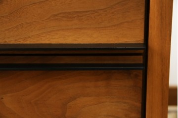 中古　ウォールナット材　シンプルなデザインが取り入れやすい素朴なテレビ台　(R-080166)