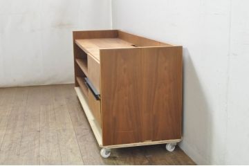 中古　ウォールナット材　シンプルなデザインが取り入れやすい素朴なテレビ台(リビングボード、テレビボード、収納棚)(R-080166)