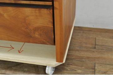 中古　ウォールナット材　シンプルなデザインが取り入れやすい素朴なテレビ台(リビングボード、テレビボード、収納棚)(R-080166)