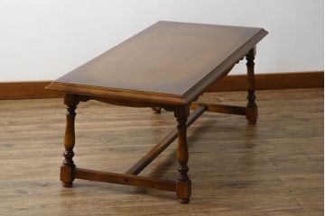 和製ビンテージ　希少な廃番品　オールドカリモク(karimoku)　コロニアルシリーズ　クラシカルな佇まいで大人な雰囲気を演出するセンターテーブル(ローテーブル、リビングテーブル)(R-080169)