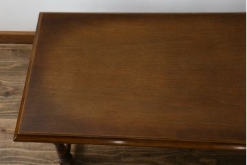 和製ビンテージ　希少な廃番品　オールドカリモク(karimoku)　コロニアルシリーズ　クラシカルな佇まいで大人な雰囲気を演出するセンターテーブル(ローテーブル、リビングテーブル)(R-080169)