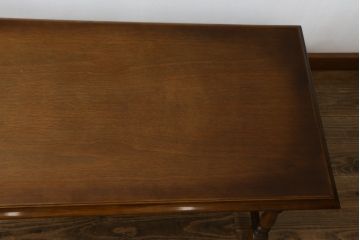 和製ビンテージ　希少な廃番品　オールドカリモク(karimoku)　コロニアルシリーズ　クラシカルな佇まいで大人な雰囲気を演出するセンターテーブル(ローテーブル、リビングテーブル)(R-080169)