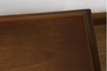 和製ビンテージ　希少な廃番品　オールドカリモク(karimoku)　コロニアルシリーズ　クラシカルな佇まいで大人な雰囲気を演出するセンターテーブル(ローテーブル、リビングテーブル)(R-080169)