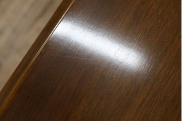 和製ビンテージ　希少な廃番品　オールドカリモク(karimoku)　コロニアルシリーズ　クラシカルな佇まいで大人な雰囲気を演出するセンターテーブル(ローテーブル、リビングテーブル)(R-080169)