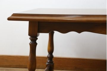和製ビンテージ　希少な廃番品　オールドカリモク(karimoku)　コロニアルシリーズ　クラシカルな佇まいで大人な雰囲気を演出するセンターテーブル(ローテーブル、リビングテーブル)(R-080169)