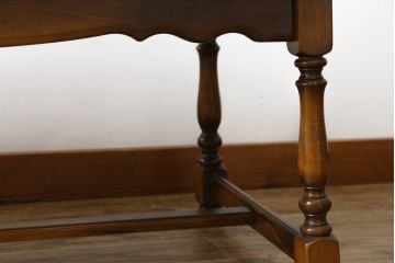和製ビンテージ　希少な廃番品　オールドカリモク(karimoku)　コロニアルシリーズ　クラシカルな佇まいで大人な雰囲気を演出するセンターテーブル(ローテーブル、リビングテーブル)(R-080169)
