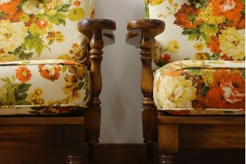 和製ビンテージ　希少な廃番品　オールドカリモク(karimoku)　コロニアルシリーズ　上品な佇まいが魅力の1Pソファ2脚セット(ラウンジチェア、アームチェア、1人掛け、ヴィンテージ)(R-080171)