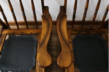 和製ビンテージ　希少な廃番品　オールドカリモク(karimoku)　コロニアルシリーズ　上品な佇まいが魅力の1Pソファ2脚セット(ラウンジチェア、アームチェア、1人掛け、ヴィンテージ)(R-080171)