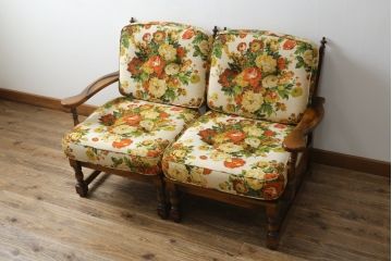 和製ビンテージ　希少な廃番品　オールドカリモク(karimoku)　コロニアルシリーズ　上品な佇まいが魅力の2Pソファ(アームチェア、2人掛け、ヴィンテージ)(R-080172)