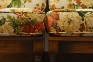 和製ビンテージ　希少な廃番品　オールドカリモク(karimoku)　コロニアルシリーズ　上品な佇まいが魅力の2Pソファ(アームチェア、2人掛け、ヴィンテージ)(R-080172)