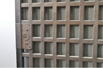 アンティーク建具　上手物!!　背が高くて立派な升目(マス目)格子蔵戸1枚(きつね格子、狐格子、引き戸、玄関戸)(R-080180)