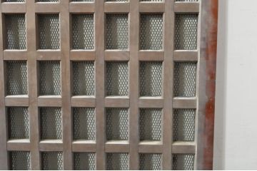 アンティーク建具　上手物!!　背が高くて立派な升目(マス目)格子蔵戸1枚(きつね格子、狐格子、引き戸、玄関戸)(R-080180)