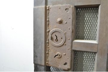 アンティーク建具　上手物!!　背が高くて立派な升目(マス目)格子蔵戸1枚(きつね格子、狐格子、引き戸、玄関戸)(R-080180)