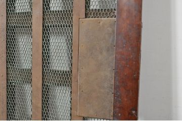 アンティーク建具　上手物!!　背が高くて立派な升目(マス目)格子蔵戸1枚(きつね格子、狐格子、引き戸、玄関戸)(R-080180)