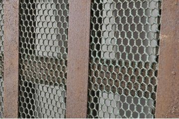 アンティーク建具　上手物!!　背が高くて立派な升目(マス目)格子蔵戸1枚(きつね格子、狐格子、引き戸、玄関戸)(R-080180)