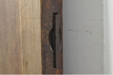 アンティーク建具　新潟産　重厚感のある佇まいが魅力の一枚板の蔵戸1枚(引き戸、玄関戸)(R-080181)