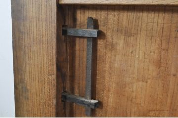 アンティーク建具　新潟産　重厚感のある佇まいが魅力の一枚板の蔵戸1枚(引き戸、玄関戸)(R-080181)