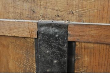 アンティーク建具　新潟産　重厚感のある佇まいが魅力の一枚板の蔵戸1枚(引き戸、玄関戸)(R-080181)