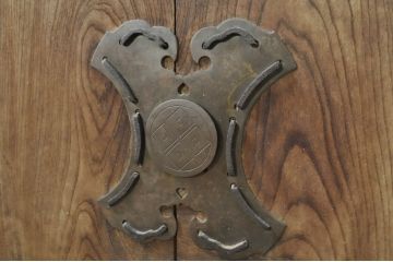 アンティーク建具　総欅(ケヤキ)材　重厚感のある佇まいが魅力の蔵戸1枚(引き戸、玄関戸)(R-080182)