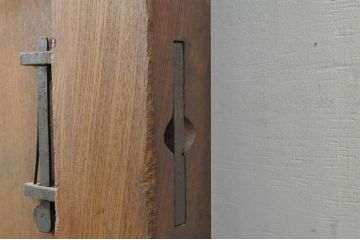 アンティーク建具　総欅(ケヤキ)材　重厚感のある佇まいが魅力の蔵戸1枚(引き戸、玄関戸)(R-080182)