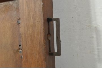 アンティーク建具　総欅(ケヤキ)材　重厚感のある佇まいが魅力の蔵戸1枚(引き戸、玄関戸)(R-080182)