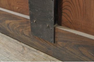 アンティーク建具　総欅(ケヤキ)材　重厚感のある佇まいが魅力の蔵戸1枚(引き戸、玄関戸)(R-080182)