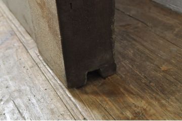 アンティーク建具　総欅(ケヤキ)材　重厚感のある佇まいが魅力の蔵戸1枚(引き戸、玄関戸)(R-080182)