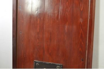 アンティーク建具　七福神の金具が存在感を放つ庄内蔵戸1枚(引き戸、玄関戸)(R-080183)